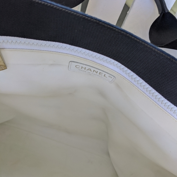 Chanel Valentine vintage tote featuring Chanel charms design motif - Picture 13 of 16